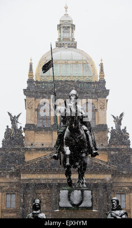 Donnerstag. 2. April 2015. Menschen stehen rund um die Statue von St. Wenzel unter dem Schnee in der Prager Innenstadt am Donnerstag, 2. April 2015. Wetter Prognosen Schneefall für den größten Teil der Tschechischen Republik am Donnerstag Nachmittag und Abend. © Vit Simanek/CTK Foto/Alamy Live-Nachrichten Stockfoto