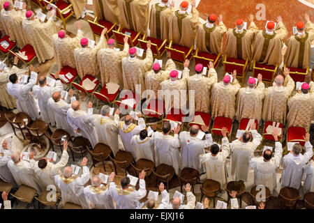 Vatikan-Stadt. 2. April 2015. Franziskus, Chrisam-Messe 2015 - Credit: Wirklich einfach Star/Alamy Live-Nachrichten Stockfoto