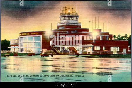 Diese Vintage-Postkarte aus dem frühen 20. Jahrhundert zeigt das Terminal Building am Richard E Byrd Airport in Richmond, Virginia. Es zeigt die Architektur der Zeit und gibt Einblicke in die sozialen und kulturellen Einstellungen der Epoche. Stockfoto