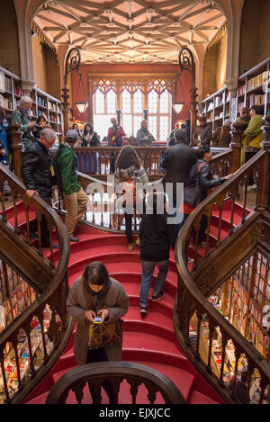 Touristen in der Lello-Bibliothek zusammen mit Bertrand in Lissabon, es ist eines der ältesten Buchhandlungen in Portugal. Stockfoto