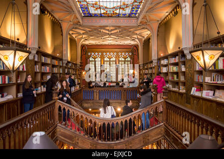 Touristen in der Lello-Bibliothek zusammen mit Bertrand in Lissabon, es ist eines der ältesten Buchhandlungen in Portugal. Stockfoto