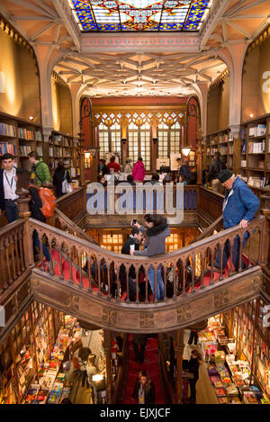 Touristen in der Lello-Bibliothek zusammen mit Bertrand in Lissabon, es ist eines der ältesten Buchhandlungen in Portugal. Stockfoto