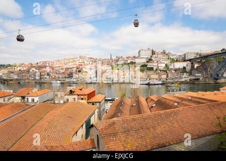 Seilbahn über Ziegeldach Spitzen entlang der Flussufer, Vila Nova De Gaia, Porto, Douro, Portugal, Europa Stockfoto