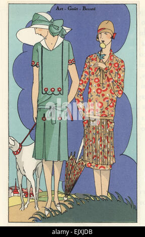 Frauen am Nachmittag tragen einen Hund spazieren. Eine im grünen Kleid mit Blumenknöpfe, und die andere im Kleid der Crêpe De Chine mit Blumendruck. Lithographie mit Pochoir (Schablone) Färbung vom Luxus Mode Magazin Art Gicht Beaute, ABG, Paris, April 1926. Stockfoto