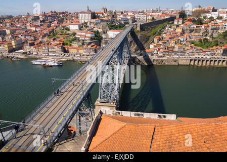 Der Dom Luis 1 Brücke über den Fluss Douro mit Metro Light rail auf der Durchreise, Porto, Portugal Stockfoto