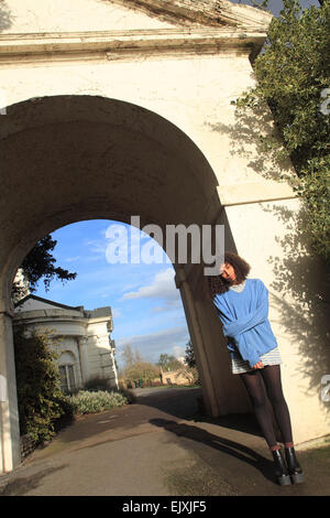 Vereinigtes Königreich West London Gunnersbury Park Mischlinge Teenager Modellierung Stockfoto