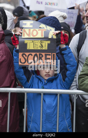 Großdemonstration am New Yorker Gouverneur Büro in New York erzählt ihm zur Finanzierung von öffentlichen Bildung und Unterstützung Kinder nicht Wand S Stockfoto