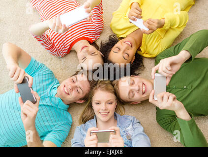 Gruppe von lächelnden Menschen am Boden liegend Stockfoto