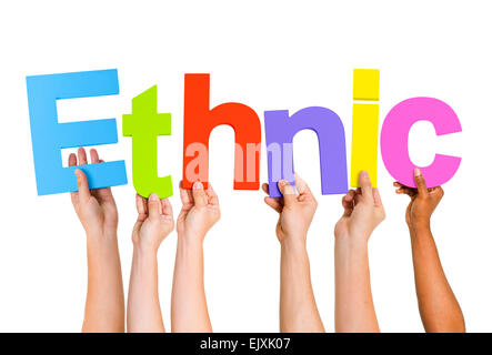 Multi-ethnischen Gruppe von Menschen die Arme angehoben halten Buchstaben dieser Form ethnischer Stockfoto