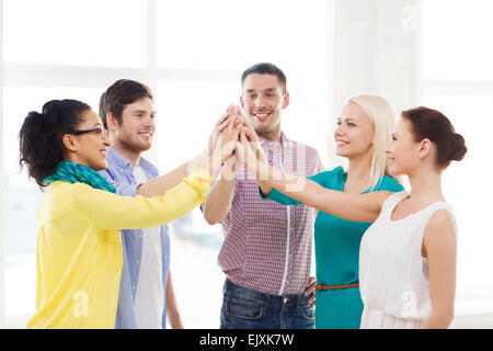 kreatives Team hoch fünf Geste im Büro zu tun Stockfoto