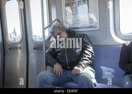 Mann-NAP in der u-Bahn Zug in Brooklyn, New York. Stockfoto