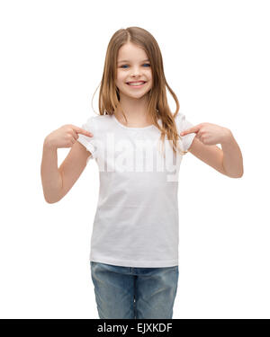 lächelnde Mädchen in weißen T-shirt leer Stockfoto