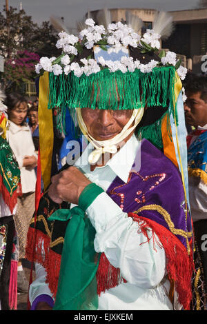 Bunt gekleideten Pilger und Tänzer sind überall während der Feier der Jungfrau von Guadalupe Festtag Stockfoto