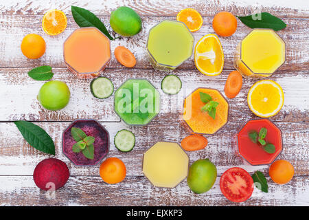 Brille von leckeren frischen Saft auf Schreibtisch aus Holz. Stockfoto