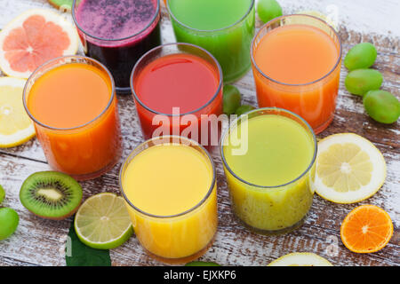 Brille von leckeren frischen Saft auf Schreibtisch aus Holz. Stockfoto