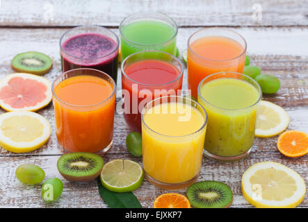 Brille von leckeren frischen Saft auf Schreibtisch aus Holz. Stockfoto