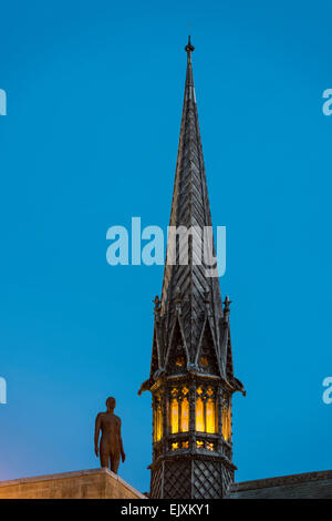 Der Turm der Kapelle Exeter College, Universität Oxford und Antony Gormley Skulptur The Iron Man in der Dämmerung Stockfoto