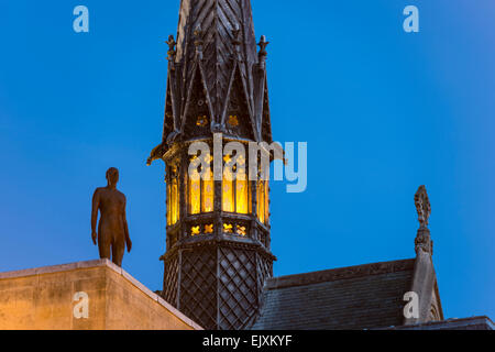 Der Turm der Kapelle Exeter College, Universität Oxford und Antony Gormley Skulptur The Iron Man in der Dämmerung Stockfoto