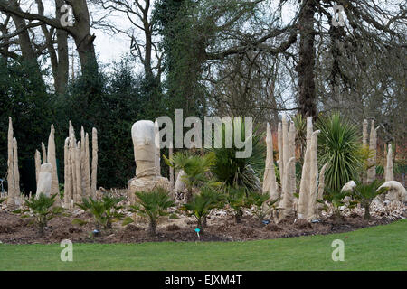 Die Überwinterung zarten Pflanzen mit hessischen an der RHS Wisley Gardens. Surrey, England Stockfoto