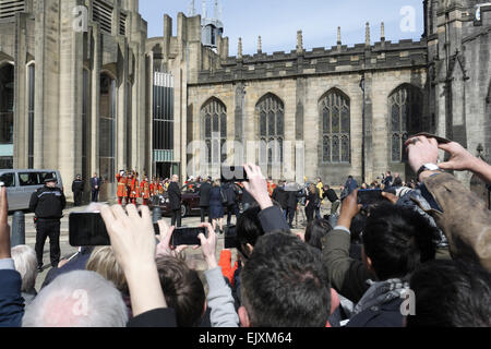 Massen außerhalb Sheffield Cathedral für einen Besuch von der Königin für den Gründonnerstag-Service in Sheffield Cathedral, UK, 2. April 2015 Stockfoto