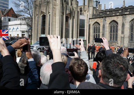 Massen außerhalb Sheffield Cathedral für einen Besuch von der Königin für den Gründonnerstag-Service in Sheffield Cathedral, UK, 2. April 2015 Stockfoto