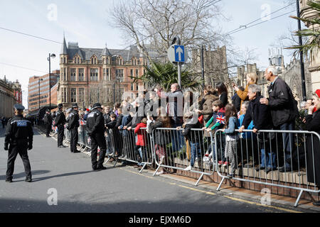 Massen außerhalb Sheffield Cathedral für einen Besuch von der Königin für den Gründonnerstag-Service in Sheffield Cathedral, UK, 2. April 2015 Stockfoto