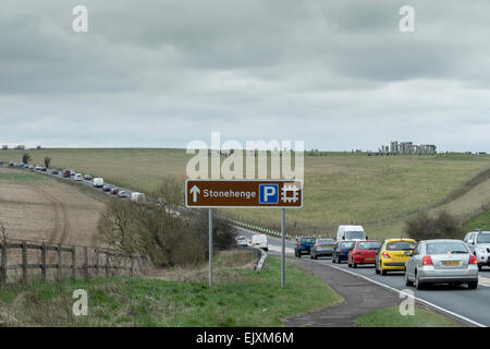 Stonehenge, Wiltshire, UK. 2. April 2015. Schwerverkehr und lange Verzögerungen auf die A303 vorbei an Stonehenge als Menschen Rush West für Ostern brechen Credit: Paul Chambers/Alamy Live News Stockfoto