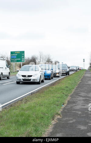 Stonehenge, Wiltshire, UK. 2. April 2015. Schwerverkehr und lange Verzögerungen auf die A303 vorbei an Stonehenge als Menschen Rush West für Ostern brechen Credit: Paul Chambers/Alamy Live News Stockfoto