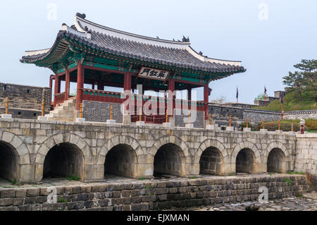 Hwahongmun Tor (Buksumun) in Suwon, Korea Stockfoto