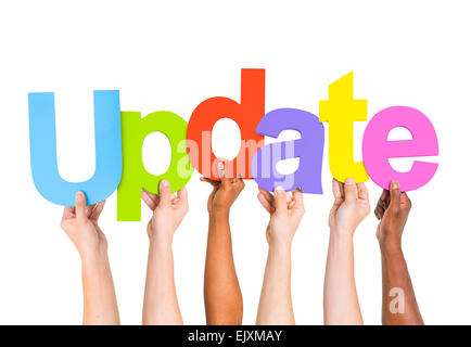 Multi-ethnischen Gruppe von Menschen die Arme angehoben halten Buchstaben, Form-Update Stockfoto