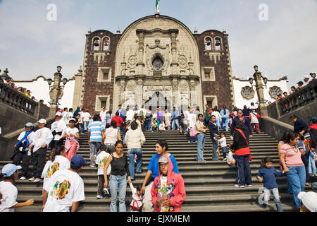 Pilger drängen sich die Straßen auf dem Weg zur Basilika de Guadalupe in La Villa in Mexiko-Stadt während der Feier Stockfoto