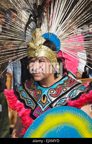Eine native Dancer mit einer großen gefiederten Kopfschmuck Tänze tagsüber Jungfrau von Guadalupe Fest in Mexiko-Stadt am 12. Dezember Stockfoto