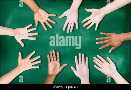 Gruppe von verschiedenen multiethnischen Hände auf einer Tafel Stockfoto