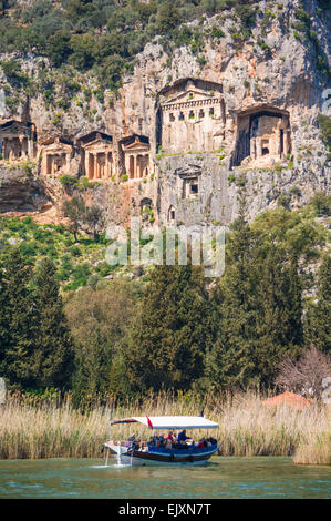 Lykische Felsengräber, Dalyan Fluss und Ausflugsboote, Provinz Mugla, Ägäis, Türkei Stockfoto