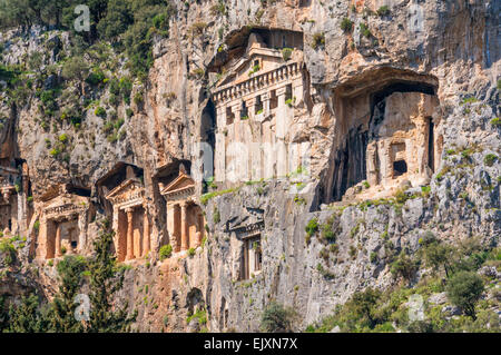 Lykische Felsengräber in der Nähe von Dalyan Fluss, Provinz Mugla, ägäische Region, Türkei Stockfoto