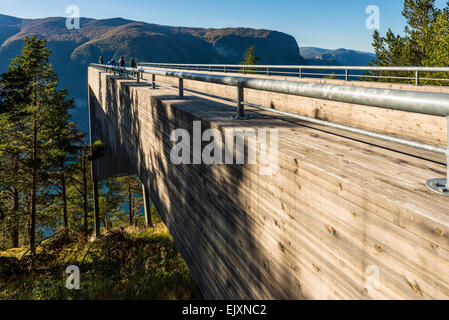 Der Aussichtspunkt Stegastein über den Aurlandsfjord, Norwegen Stockfoto