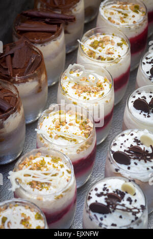 Desserts in Schutzbrille (Frankreich) angezeigt. Nachspeisen Présentés Sous Forme de Verrines (Frankreich). Stockfoto