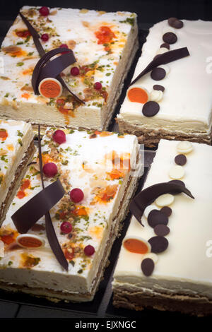 Die Anzeige von Gebäck in Kuchen Schaufenster (Frankreich). Nachspeisen Exposés Dans la Vitrine d ' une Pâtisserie (Frankreich). Stockfoto
