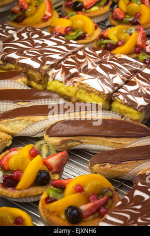 Die Anzeige von Gebäck in Kuchen Schaufenster (Frankreich). Obst-Törtchen. Obst-Törtchen. Stockfoto