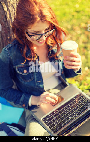 Teenager in der Brille mit Laptop und Kaffee Stockfoto