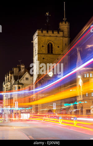CARFAX Tower ist ein historischen Turm und auch als das Stadtzentrum von Oxford, UK. Gesehen in der Nacht, während Verkehr vorbei. Stockfoto