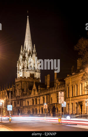 Der Universität St. Mary, Oxford, UK von der High Street als Verkehr vorbei verlässt Lichtspuren Stockfoto