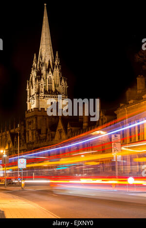 Der Universität St. Mary, Oxford, UK von der High Street als Verkehr vorbei verlässt Lichtspuren Stockfoto