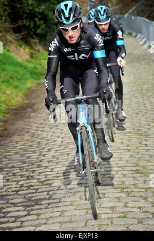 Flandern (Belgien). 2. April 2015. Team Sky Radsport Team Praktiken vor der Flandern-Rundfahrt de Veranstaltung. Geraint Thomas (Team Sky), Puccio Salvatore (Team Sky) und Rowe Lukas (Team Sky) Credit: Action Plus Sport Bilder/Alamy Live News Stockfoto