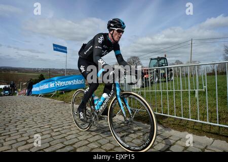 Flandern (Belgien). 2. April 2015. Team Sky Radsport Team Praktiken vor der Flandern-Rundfahrt de Veranstaltung. Puccio Salvatore (Team Sky) Credit: Action Plus Sport Bilder/Alamy Live News Stockfoto