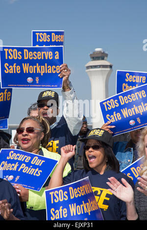 Romulus, Michigan, USA. Transport Security Administration (TSA) Offiziere sammelten sich in Detroit Metro Airport zu einem besseren Schutz der Nachfrage während auf dem Arbeitsmarkt. Unter Berufung auf Angriffe auf die Sicherheit Screener an anderen Flughäfen, ihre Gewerkschaft American Federation von Regierungsangestellten, genannt für die Anmietung von bewaffneten Wachen, um sie zu schützen. Bildnachweis: Jim West/Alamy Live-Nachrichten Stockfoto