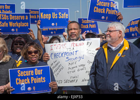 Romulus, Michigan, USA. Transport Security Administration (TSA) Offiziere sammelten sich in Detroit Metro Airport zu einem besseren Schutz der Nachfrage während auf dem Arbeitsmarkt. Unter Berufung auf Angriffe auf die Sicherheit Screener an anderen Flughäfen, ihre Gewerkschaft American Federation von Regierungsangestellten, genannt für die Anmietung von bewaffneten Wachen, um sie zu schützen. AFGE Präsident J. David Cox ist auf der rechten Seite. Bildnachweis: Jim West/Alamy Live-Nachrichten Stockfoto