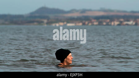 Edinburgh, Schottland. 2. April 2015. Schottland Ostern Wetter Standalone. Zuzana Jerek braucht, um das Wasser auf Portobello direkt am Meer wo ist die Wassertemperatur ca. 7 Grad Celsius. 35 Jahre alte Mutter von drei und ihr Mann Peter geschwommen jeden Tag seit August letzten Jahres. Auch mit 14 Monate alte Tochter Joko abgebildet. Bildnachweis: Andrew O'Brien/Alamy Live-Nachrichten Stockfoto