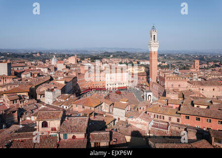 Erhöhte Ansicht der "Piazza del Campo" Platz und "Torre del Mangia" Turm, Siena, Toskana, Italien. Stockfoto