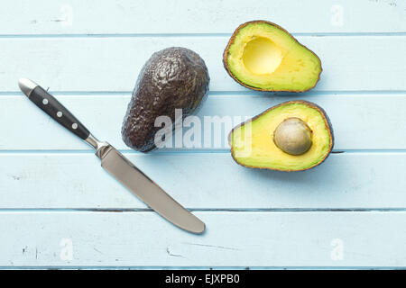 Draufsicht der halbierte Avocado auf Tisch Stockfoto